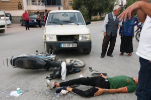Otomobil ile &ccedil;arpışan motosikletin s&uuml;r&uuml;c&uuml;s&uuml; yaralandı