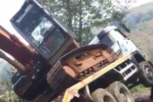 Kamyon &uuml;zerindeki iş makinesi ile u&ccedil;uruma yuvarlandı