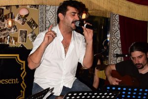 Celil Nal&ccedil;akan da şarkıcı oldu