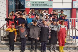 &Ouml;zel &ouml;ğrencilerden Mehmet&ccedil;iğe &ouml;zel selam