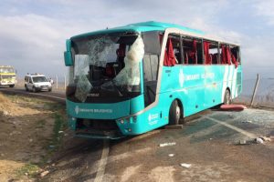 Cenazeye giden otob&uuml;s devrildi: 34 yaralı