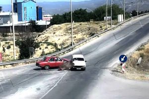İki otomobilin &ccedil;arpışma anı kameraya yansıdı