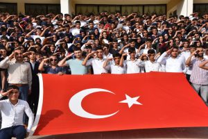700 &ouml;ğrenci Mehmet&ccedil;iğe selam &ccedil;aktı