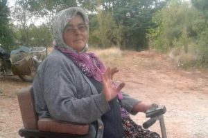 Engelli annenin ak&uuml;l&uuml; araba sevinci yaşadı