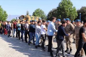 &Uuml;niversitelilerden Mehmet&ccedil;ik'e moral ziyareti