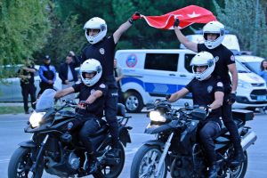 Yunus polislerinden eğitim sonrası g&ouml;steri
