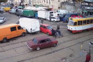 Aracını tramvay yoluna bırakıp gitti