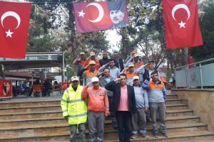 Temizlik iş&ccedil;ilerinden g&ouml;rev &ouml;ncesi Mehmet&ccedil;iğe destek selamı