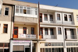 Balkondan d&uuml;şen 5 yaşındaki &ccedil;ocuk &ouml;ld&uuml;