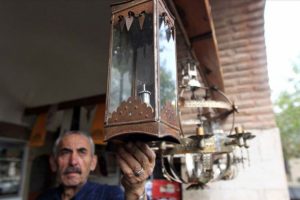 Atık teneke kutuları el fenerine d&ouml;n&uuml;şt&uuml;r&uuml;yor