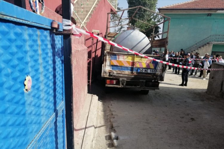 S&uuml;t kamyoneti ile duvar arasında kalan s&uuml;t&ccedil;&uuml; &ouml;ld&uuml;