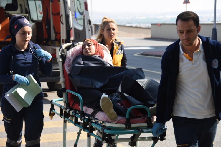 Porsuk &Ccedil;ayı'na d&uuml;şen Iraklı anne ve kızını &ccedil;evredekiler kurtardı
