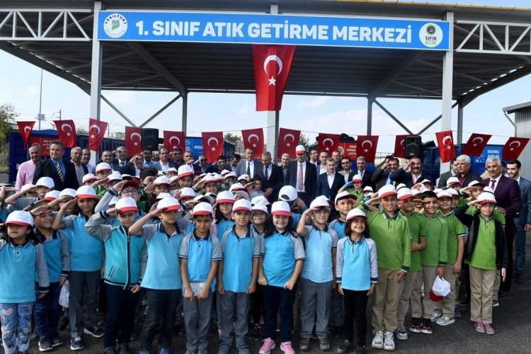 K&uuml;&ccedil;&uuml;k &ouml;ğrenciler atık pillerden ay yıldız yaptı