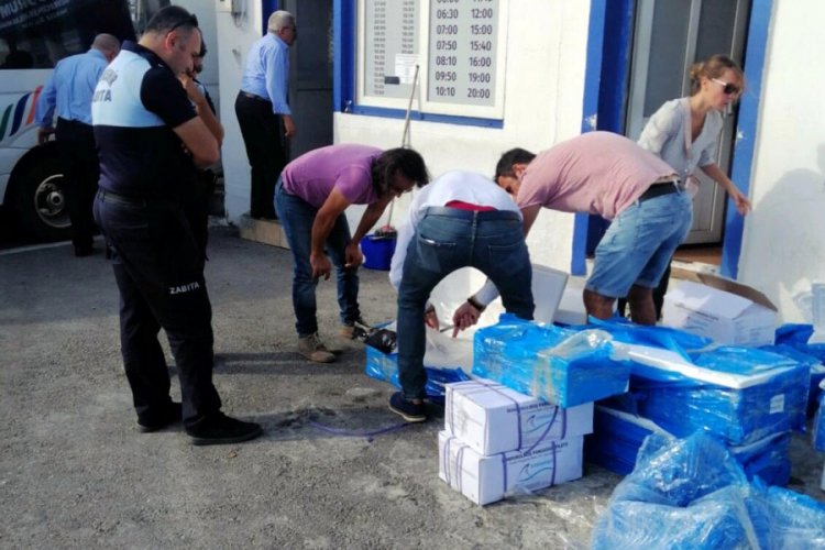 Otob&uuml;s yolcusunun bagajından 200 kilo deniz &uuml;r&uuml;n&uuml; &ccedil;ıktı