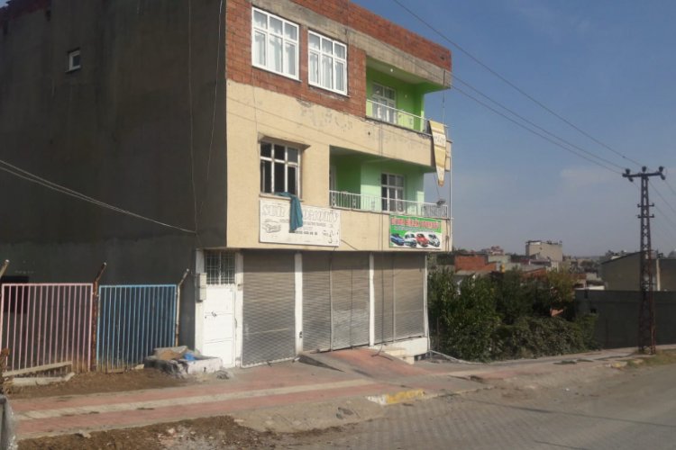 Eşinin &uuml;zerinde benzin d&ouml;k&uuml;p ateşe verdiği kadın, ikinci kattan atlamış