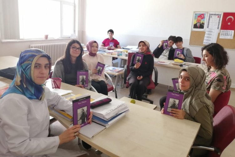Her g&uuml;n bir ders saatinde kitap okuyorlar