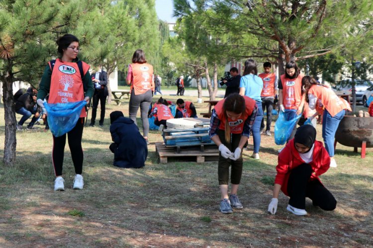 &Uuml;niversiteliler kamp&uuml;slerini temizledi