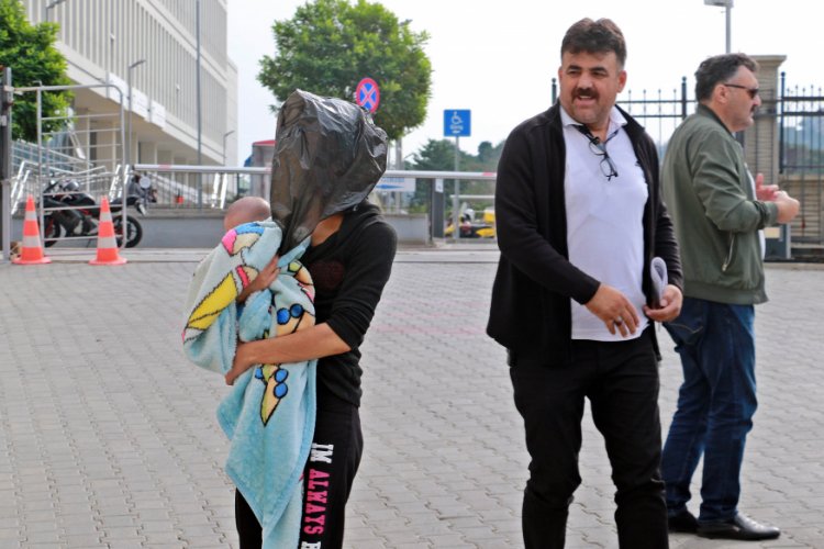 Hırsızlık ş&uuml;phelisi başına siyah poşet takıp 'nasıl poz' dedi