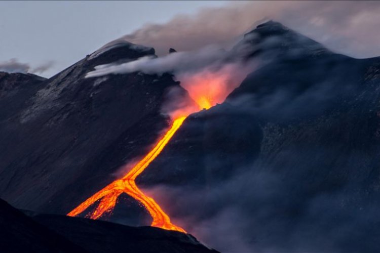 İtalya'da Etna yeniden lav p&uuml;sk&uuml;rtt&uuml;