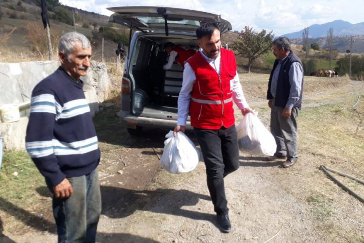 Evi yanan aileye T&uuml;rk Kızılayı'ndan yardım