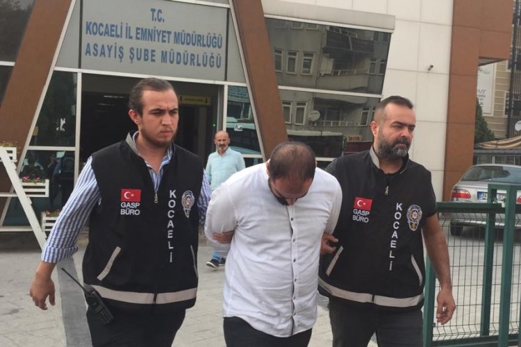 3 kişiyle 'polisiz' diyerek soygun yapan firari ş&uuml;pheli yakalandı