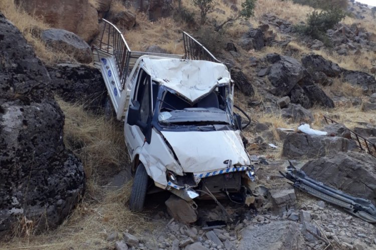 Kamyonet şarampole yuvarlandı: 1 &ouml;l&uuml;, 2 yaralı