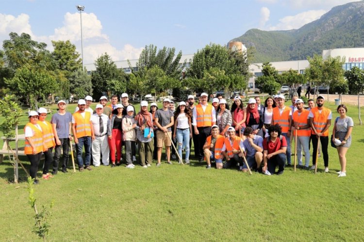 Rekt&ouml;r Kalan &ouml;ğrencilerle ağa&ccedil;lara bakım yaptı