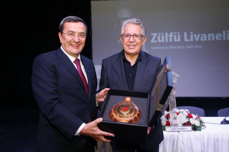 Livaneli, Konak'taki edebiyat s&ouml;yleşilerine katıldı