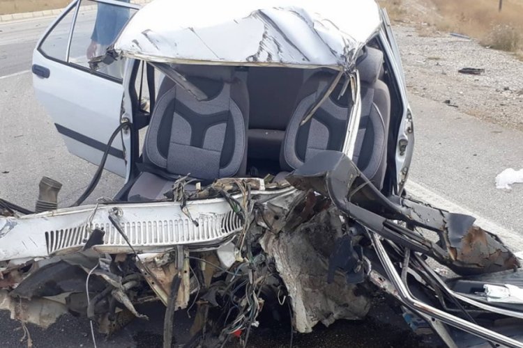 TIR'la &ccedil;arpışan otomobilde s&uuml;r&uuml;c&uuml; yaralandı, eşi &ouml;ld&uuml;