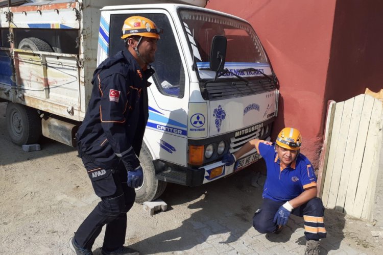 Kamyonet ile duvar arasında sıkışan s&uuml;t&ccedil;&uuml; &ouml;ld&uuml;