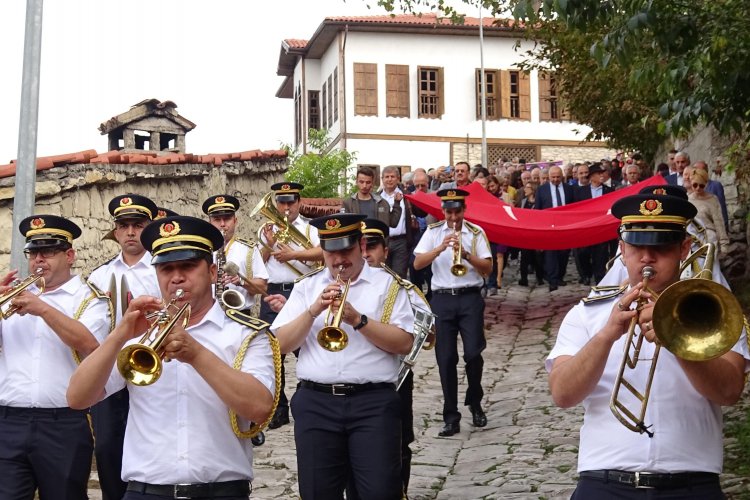 Safranlı macun alabilmek i&ccedil;in yarıştılar