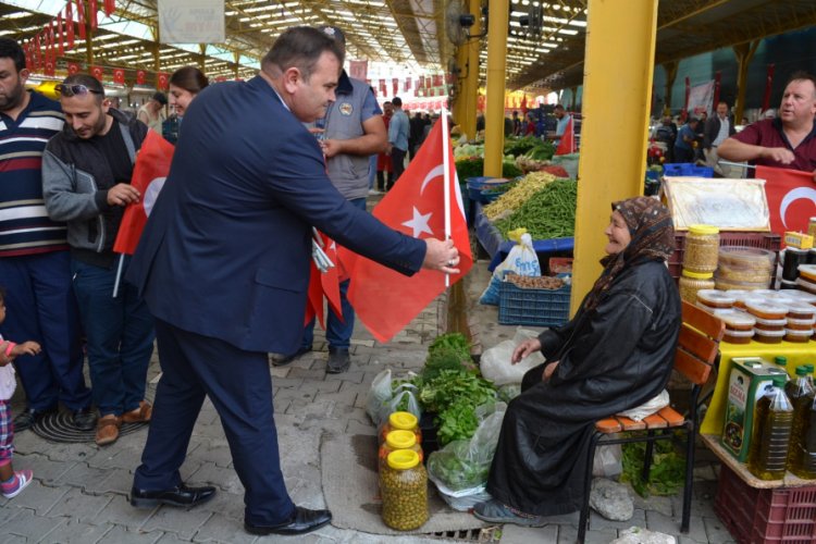 Pazarcılardan 'Barış Pınarı Harekatı'na T&uuml;rk bayraklı destek