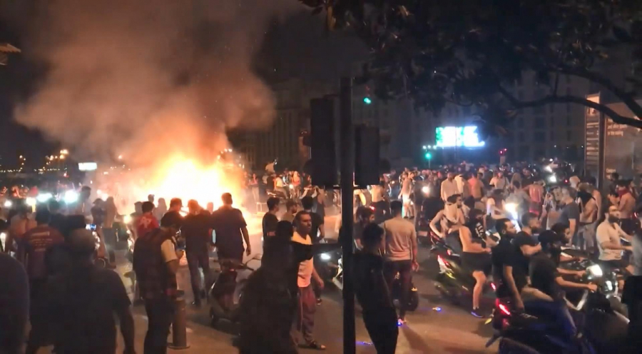L&uuml;bnan'da, h&uuml;k&uuml;met karşıtı protestolarda 2 kişi &ouml;ld&uuml;