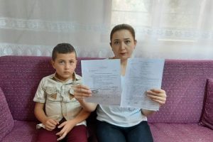 Oğluyla tartışan &ccedil;ocuğu yumrukla d&ouml;vd&uuml;