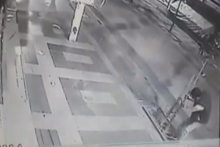 Dakikalarca ağacı kırmaya &ccedil;alıştı ama başaramadı