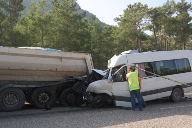 Rus m&uuml;hendisleri taşıyan minib&uuml;s kaza yaptı: 2 &ouml;l&uuml;, 11 yaralı