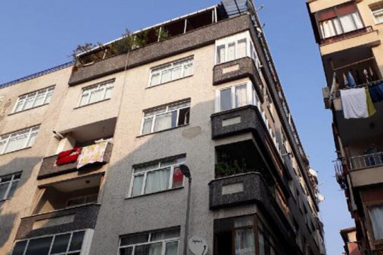 Pencereden atlayan kadını yakalamak isterken ağır yaralandı