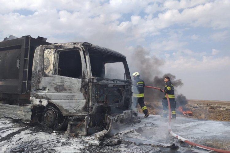 &Ccedil;&ouml;p kamyonunda &ccedil;ıkan yangın itfaiye ekipleri tarafından s&ouml;nd&uuml;r&uuml;ld&uuml;