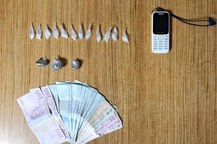 Durdurulan ara&ccedil;tan uyuşturucu &ccedil;ıktı