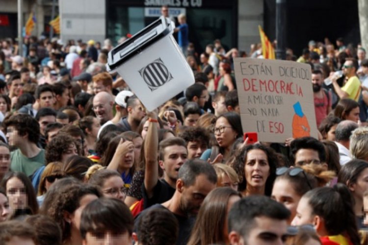 Barcelona'da protestolar s&uuml;r&uuml;yor: 182 yaralı