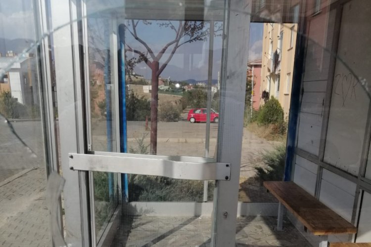 Otob&uuml;s durağının camı kırıldı