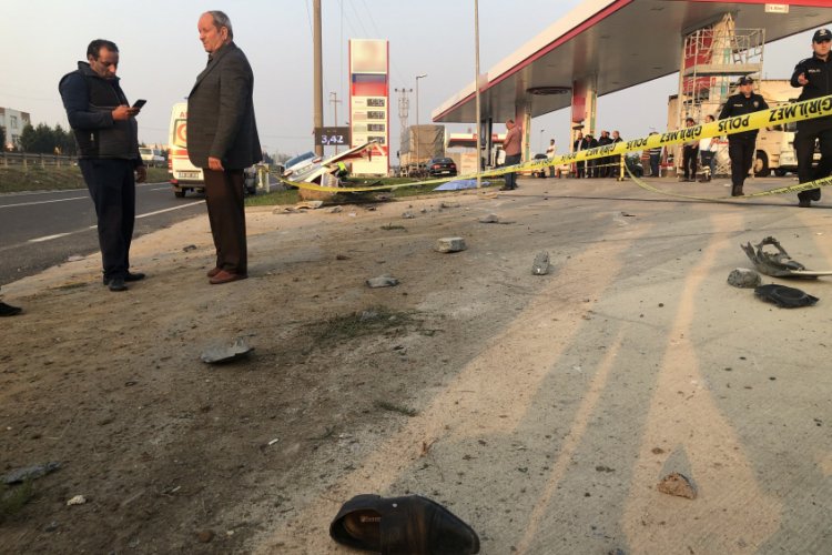 Otomobil yol kenarında bekleyenlere &ccedil;arptı