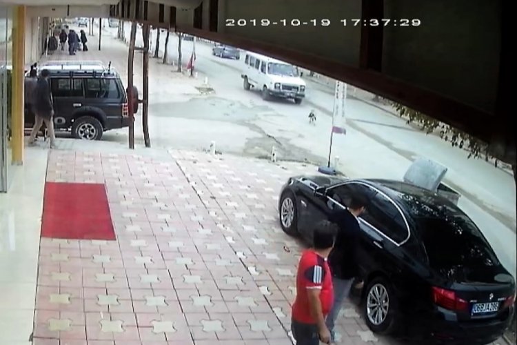 Minib&uuml;s, k&ouml;peğe &ccedil;arpıp ka&ccedil;tı