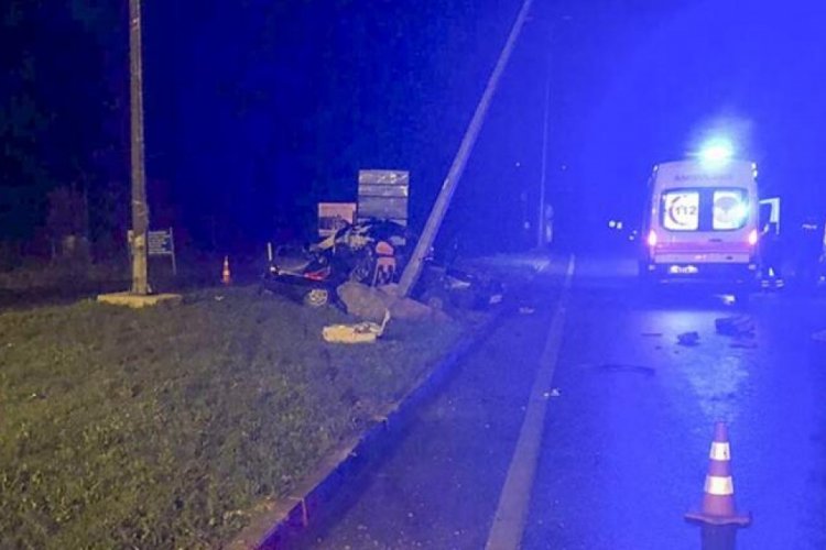 Aydınlatma direğine &ccedil;arpan otomobilin i&ccedil;inde can verdi