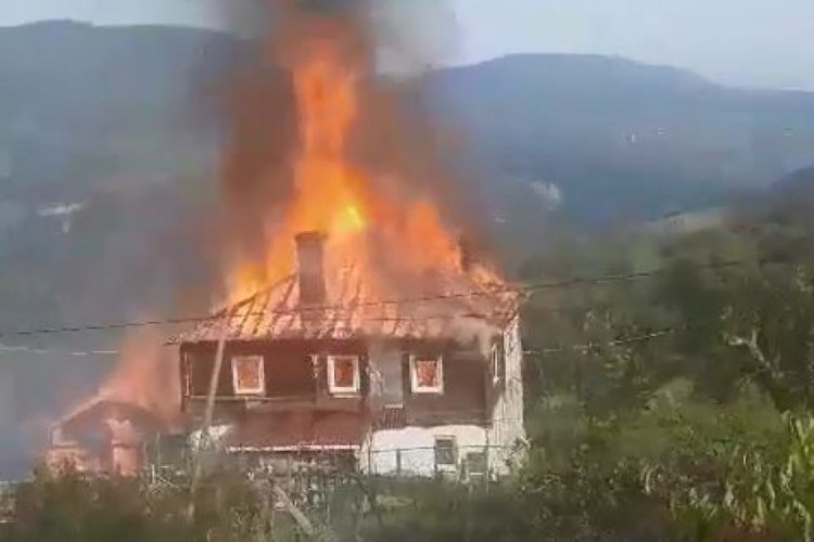 Evde &ccedil;ıkan yangın, ahır ve ambara da sı&ccedil;radı