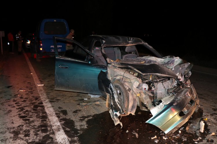 Trakt&ouml;r&uuml;n r&ouml;morkuna &ccedil;arpan otomobil hurdaya d&ouml;nd&uuml;