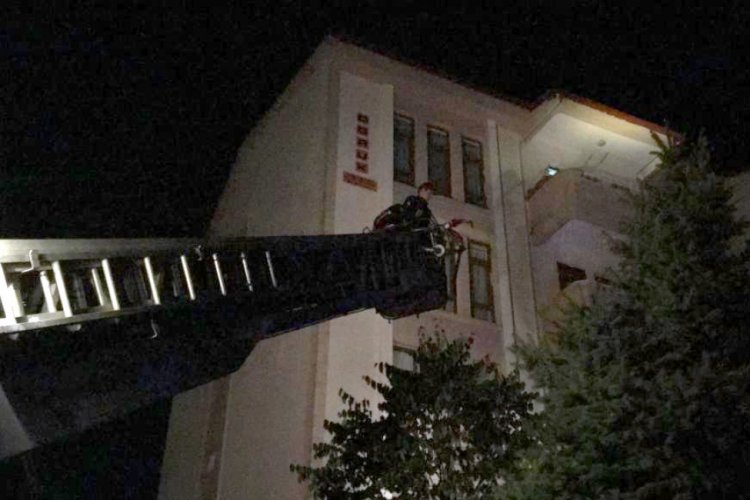 Evinde d&uuml;şerek mahsur kalan 83 yaşındaki kadın kurtarıldı