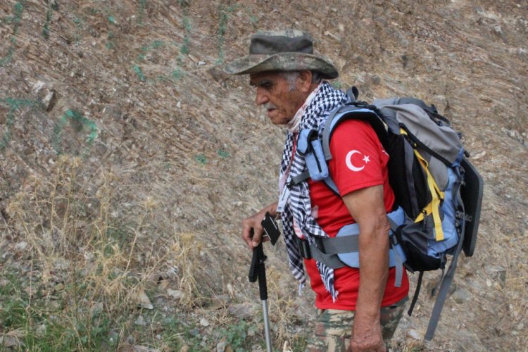 84 yaşında y&uuml;r&uuml;yerek dağları aşıyor