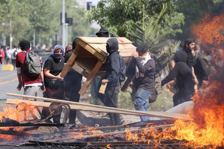Şili'deki protestolarda s&uuml;per market yakıldı: 3 &ouml;l&uuml;