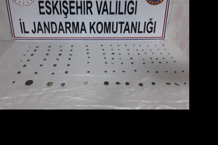 Jandarmanın durdurduğu otomobilde 100 sikke ele ge&ccedil;irildi